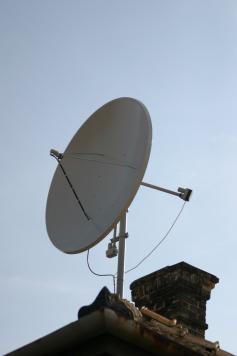 Stredova antena s priemerom 180 cm pouzita pri prijime druzice ARABSAT 2B