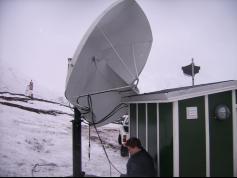 Eduard Bach antenna dammage in Greenland after storm 03