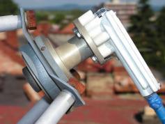 PF KOVOSAT 120 cm s PLM detail z boku na LNB MTI 0,6 dB priruba 2