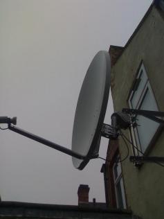 Zaber z instalovanej anteny v meste Nottingham UK s dostatocnym priemerom 110 cm na prijem paketu DIGI tv SK CZ na Britskych ostrovoch a v Irsku c2